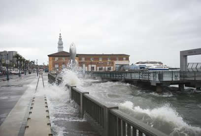  涨潮的水花溅湿了内河码头的人行道